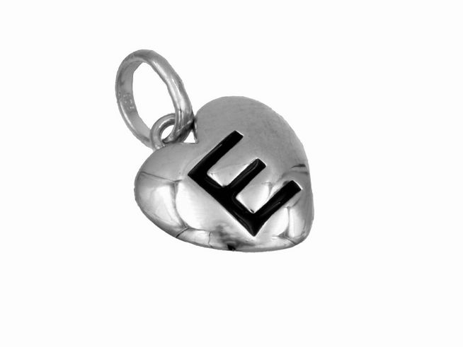 Herzanhänger aus 925 Sterling Silber mit dem Buchstaben E, poliert und rhodiniert, hergestellt von Juwelier Harnisch, ideal für Kinder.