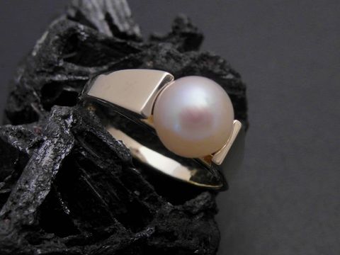 Gold Perlen Ring nobel Gr. 51 mit Zuchtperle 7 mm aus Gold 585 von Juwelier Harnisch bis Gr. 52/17, elegant und zeitlos, auf schwarzem Untergrund präsentiert.