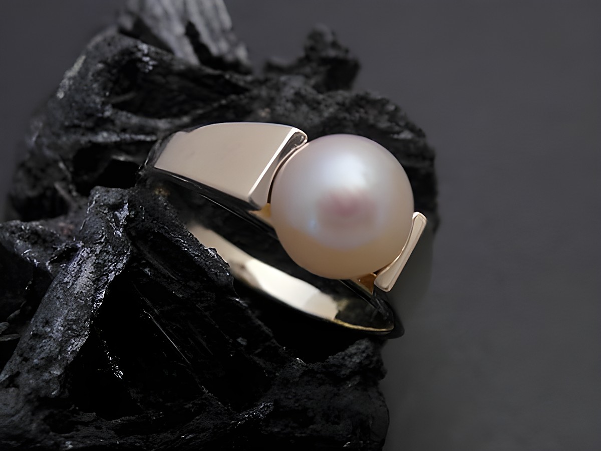 Gold Perlen Ring nobel Gr. 51 mit Zuchtperle 7 mm aus Gold 585 von Juwelier Harnisch bis Gr. 52/17, elegant und zeitlos, auf schwarzem Untergrund präsentiert.