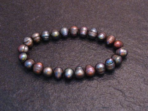 Perlenarmband 9,4 mm in Grau-Lila-Mix mit Gummizug, Länge 20 cm, bietet eleganten Schmuck von Juwelier Harnisch und verleiht jedem Outfit einen besonderen Akzent.