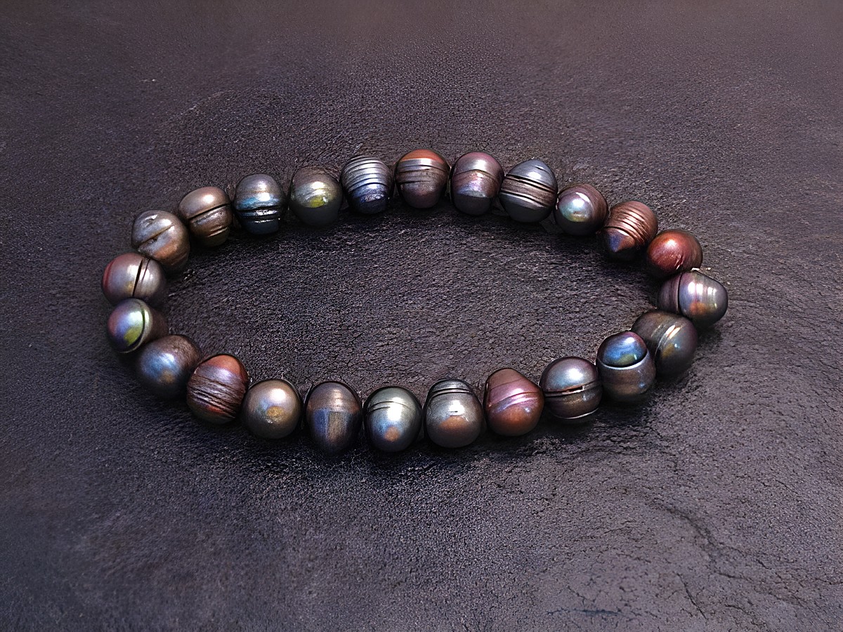 Perlenarmband 9,4 mm in Grau-Lila-Mix mit Gummizug, Länge 20 cm, bietet eleganten Schmuck von Juwelier Harnisch und verleiht jedem Outfit einen besonderen Akzent.