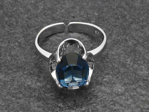 Silberring Rho mit verstellbarer Größe, versehen mit einem bezaubernden blauen Zirkonia-Stein, rhodiniert und gefertigt vom Juwelier Harnisch.