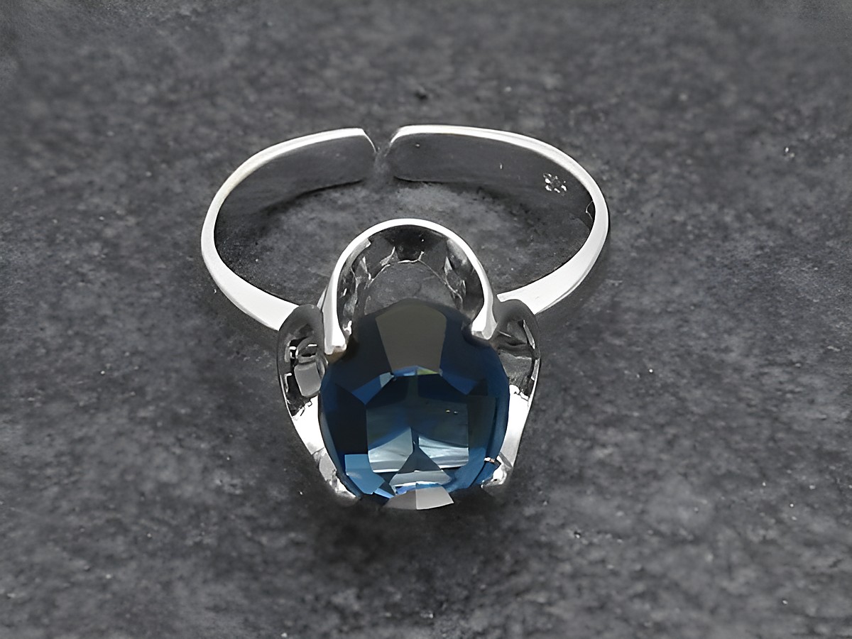 Silberring Rho mit verstellbarer Größe, versehen mit einem bezaubernden blauen Zirkonia-Stein, rhodiniert und gefertigt vom Juwelier Harnisch.