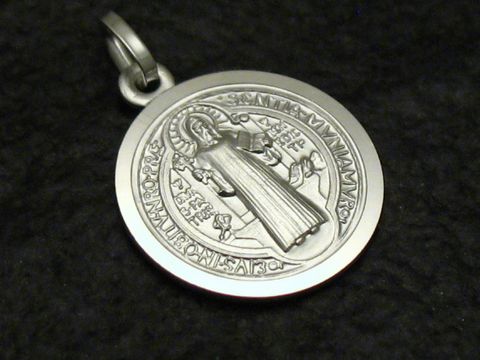 Silberanhänger mit dem Bild des Heiligen Benedikt, Schutzpatron der Lehrer, hergestellt von Juwelier Harnisch, zeigt detaillierte Gravuren und einen klassischen runden Anhängerstil.