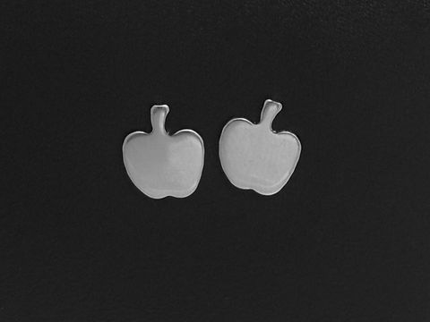 60824-0 Edelstahl Ohrringe in Apfel Form als Ohrstecker, Hersteller Juwelier Harnisch, schlichtes und modernes Design, ideal für den alltäglichen Gebrauch oder besondere Anlässe.
