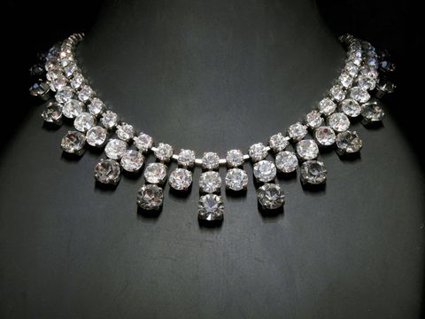 Pompöse Strasskette in weiß-grau mit silberfarbener Fassung, 41-44 cm lang, elegant und eindrucksvoll, idealer Schmuck für besondere Anlässe, Hersteller Juwelier Harnisch.