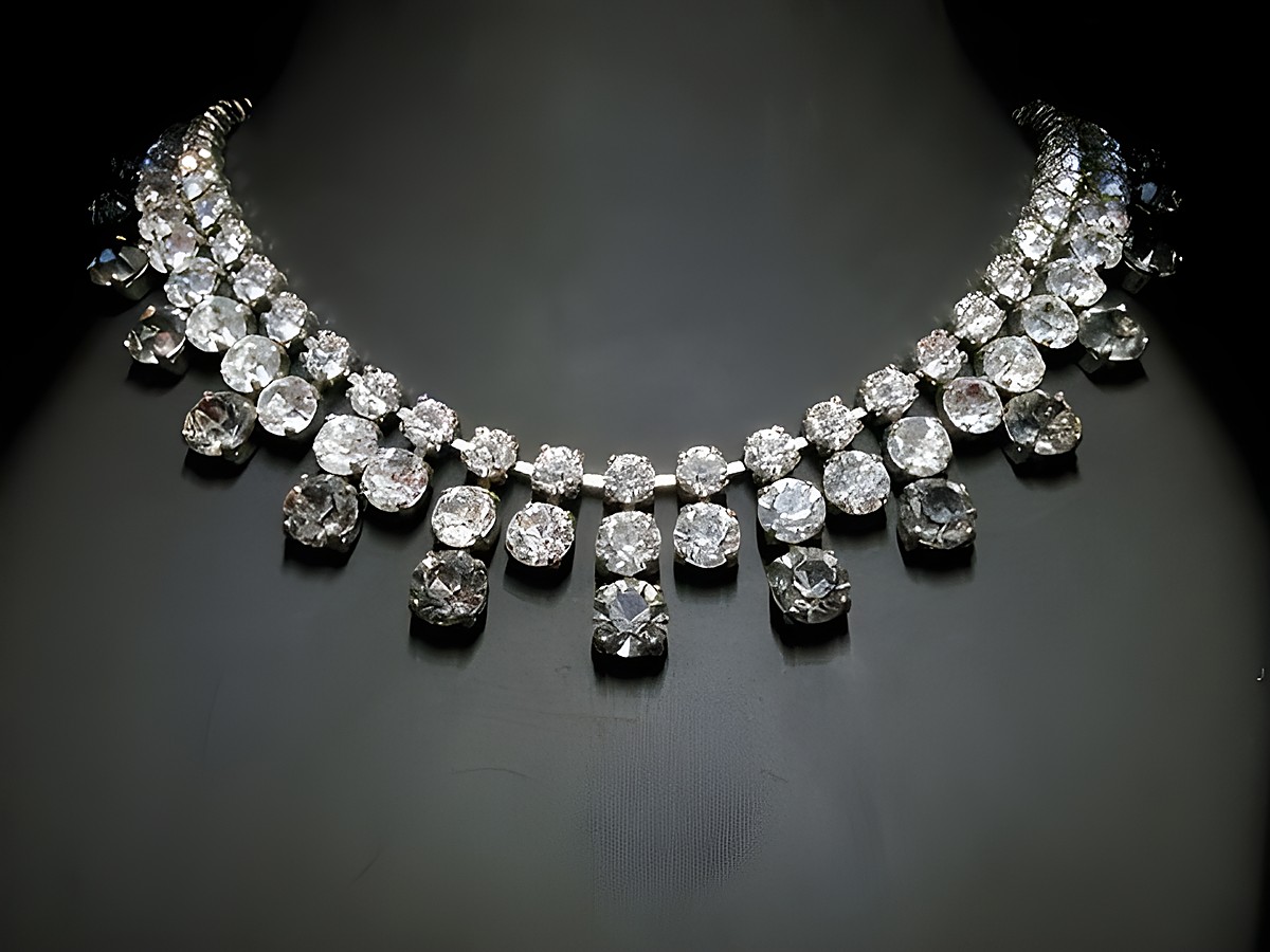 Pompöse Strasskette in weiß-grau mit silberfarbener Fassung, 41-44 cm lang, elegant und eindrucksvoll, idealer Schmuck für besondere Anlässe, Hersteller Juwelier Harnisch.