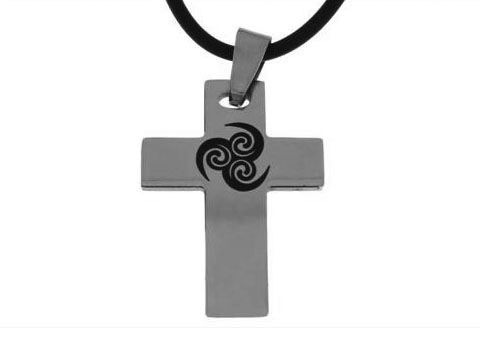 Edelstahl Anhänger in Form eines Kreuzes mit schwarzem Muster, Hersteller Juwelier Harnisch, ideal als modisches Accessoire.