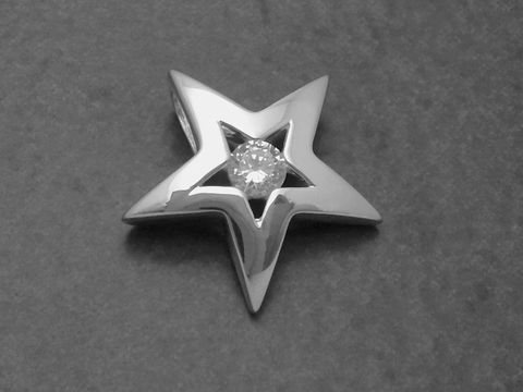 Silber Anhänger in Form eines Sterns mit Zirkonia in der Mitte, Hersteller Juwelier Harnisch, ideal für Schmuckliebhaber mit Liebe zu Sonne Mond Sterne Motiven.