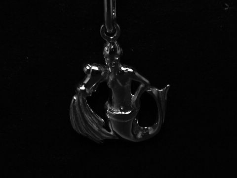 Wassermann Sternzeichen Anhänger aus rhodiniertem 925 Sterling Silber, dargestellt als stilisierte Figur mit Wasser und Wellen, elegant und modern, Hersteller Juwelier Harnisch.