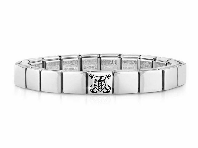 Edelstahl Armband von Nomination mit einem Schild, das einen Leuchtturm und Anker zeigt, modernes und stilvolles Design, ideal für jeden Anlass.