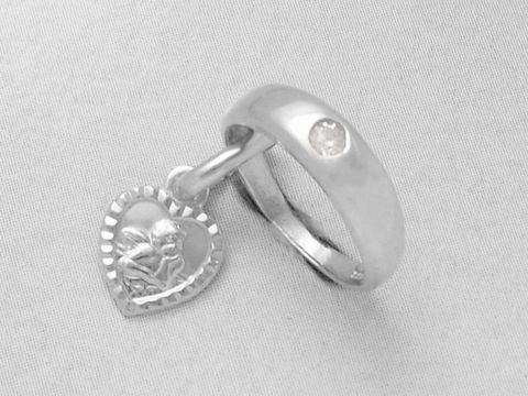 Taufring aus 925 Silber mit einem Anhänger in Herzform, verziert mit einem Schutzengel und Zirkonia, hergestellt von Juwelier Harnisch, edles Schmuckstück für besondere Anlässe.
