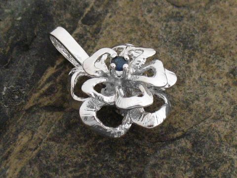 Silber Anhänger in Blumenform mit echtem Saphir, rhodiniert, gefertigt vom Juwelier Harnisch, elegantes Schmuckstück aus feinem Silber.