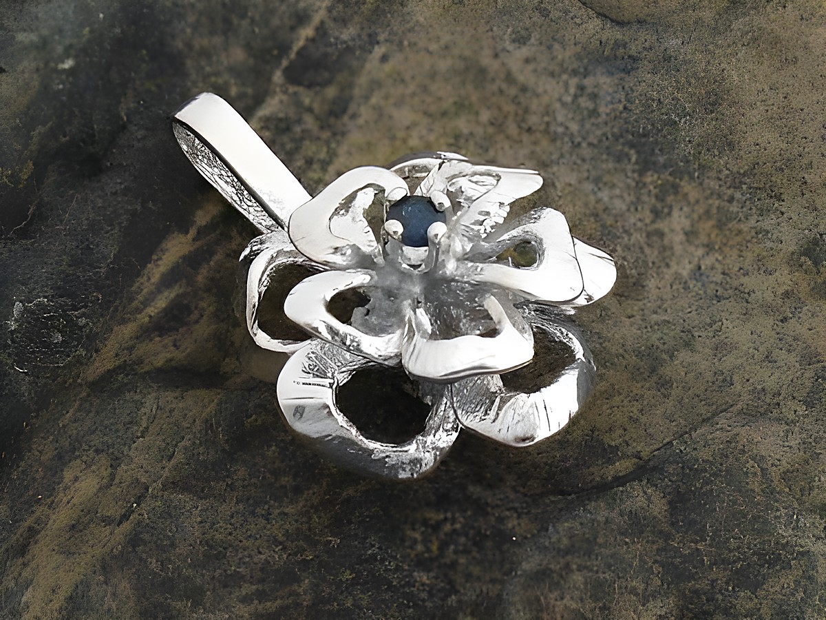 Silber Anhänger in Blumenform mit echtem Saphir, rhodiniert, gefertigt vom Juwelier Harnisch, elegantes Schmuckstück aus feinem Silber.