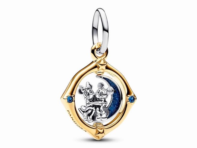 Charm-Anhänger von Pandora mit Micky und Minnie Maus, umgeben von einem bicolor Monddesign aus Sterling Silber und gelbgold vergoldet, verziert mit blauen Steinen.