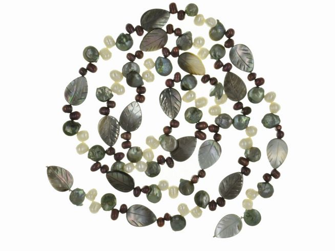 Perlenkette aus Süßwasser-Zuchtperlen in Grün, Weiß und Rot mit Perlmutt-Elementen, 134 cm lang, extra lang, Hersteller Juwelier Harnisch.