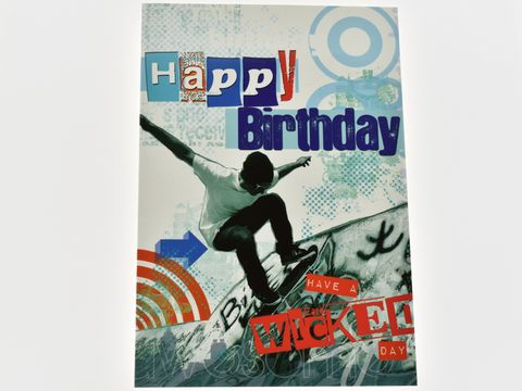 Bunte Geburtstagskarte mit dem Aufdruck Happy Birthday, kombiniert mit einer Grafik eines Skaters in Aktion, gestaltungselemente mit verschiedenen Farben und Formen, Hersteller Juwelier Harnisch.