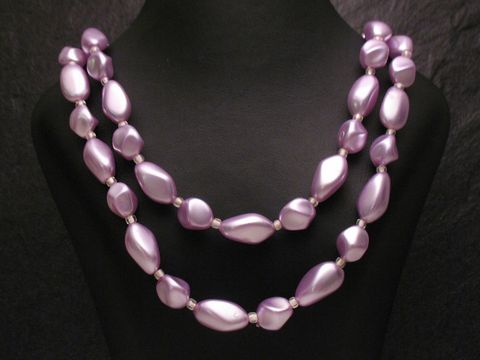Zweireihige Kette eckige Perlen -NEU- Lila - Hersteller: Juwelier Harnisch, Perlenketten. Elegante Perlenkette in sanften Lilatönen, perfekt für besondere Anlässe.