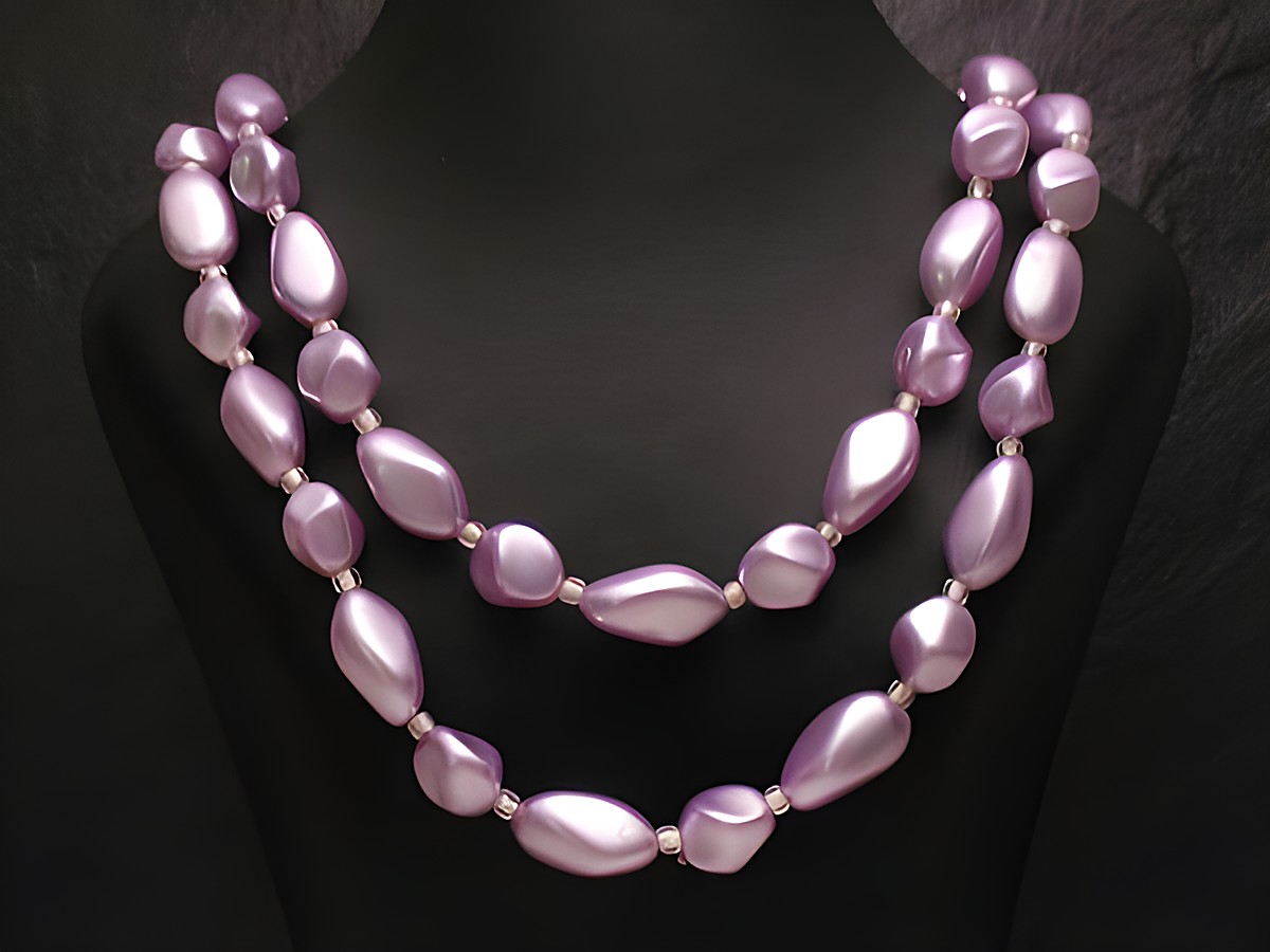 Zweireihige Kette eckige Perlen -NEU- Lila - Hersteller: Juwelier Harnisch, Perlenketten. Elegante Perlenkette in sanften Lilatönen, perfekt für besondere Anlässe.