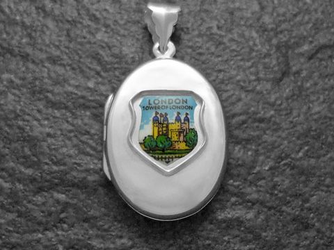Silbermedaillon mit dem Wappen des Tower of London, kunstvoll gestaltet und gefertigt vom Juwelier Harnisch, zeigt eine farbenfrohe Darstellung der bekannten Sehenswürdigkeit in London.
