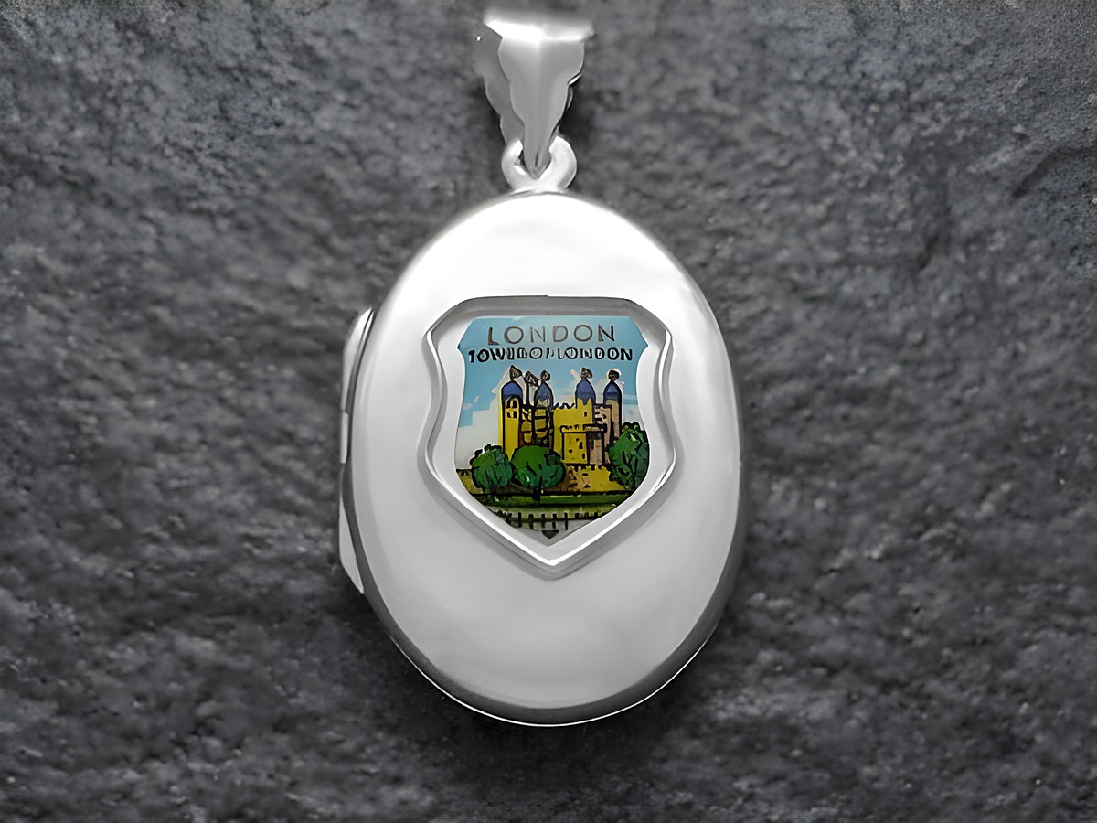 Silbermedaillon mit dem Wappen des Tower of London, kunstvoll gestaltet und gefertigt vom Juwelier Harnisch, zeigt eine farbenfrohe Darstellung der bekannten Sehenswürdigkeit in London.