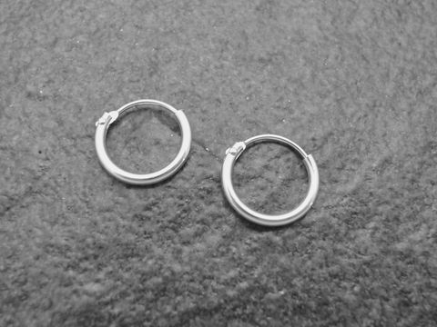 Silber Creolen 1 cm aus rhodiniertem Sterling Silber mit einem Durchmesser von 1,3 mm, hergestellt von Juwelier Harnisch, bis 15 mm.