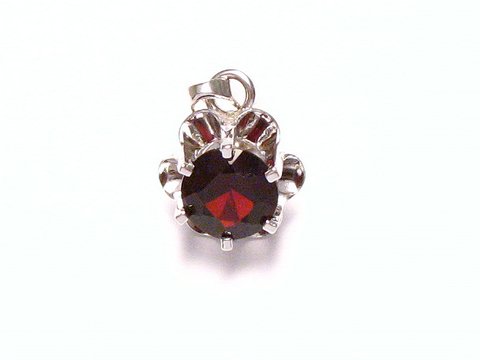 Silber Anhänger mit Granat Stein in der Größe 13 x 10 mm, hergestellt von Juwelier Harnisch. Der Granat strahlt in einem tiefen Rot und ist elegant gefasst.