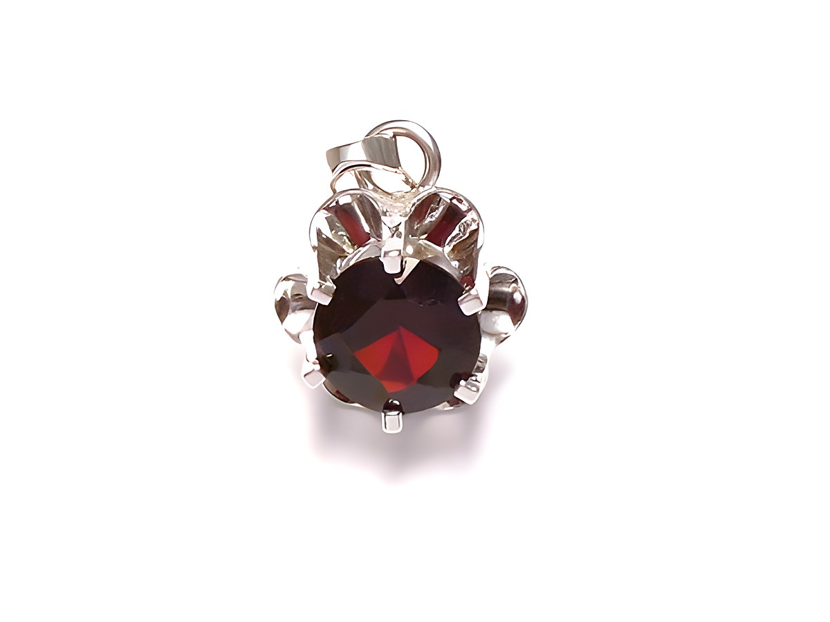 Silber Anhänger mit Granat Stein in der Größe 13 x 10 mm, hergestellt von Juwelier Harnisch. Der Granat strahlt in einem tiefen Rot und ist elegant gefasst.