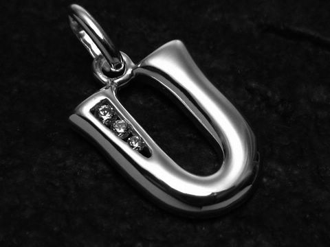 U-Buchstaben Anhänger aus Sterling Silber mit Zirkonia, hergestellt von Juwelier Harnisch, elegantes Design und glänzende Oberfläche. Ideal als persönliches Schmuckstück oder Geschenk.