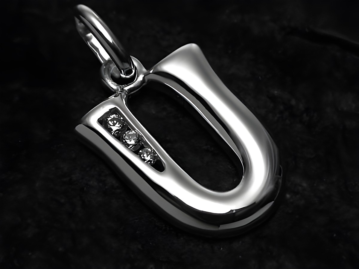 U-Buchstaben Anhänger aus Sterling Silber mit Zirkonia, hergestellt von Juwelier Harnisch, elegantes Design und glänzende Oberfläche. Ideal als persönliches Schmuckstück oder Geschenk.