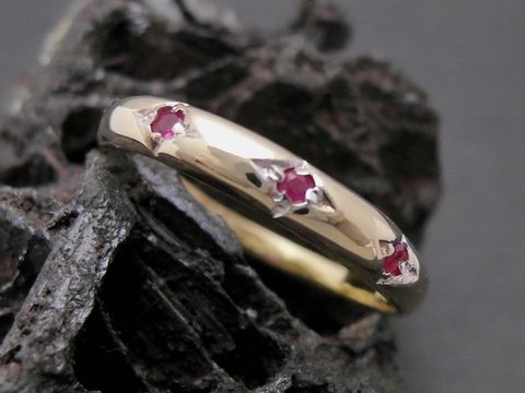 Filigraner Goldring aus Gold 333 bicolor mit drei rubinfarbenen Steinen, Größe 55,5, Hersteller Juwelier Harnisch, bis Größe 56/18. Ideal für eleganten Schmuck.