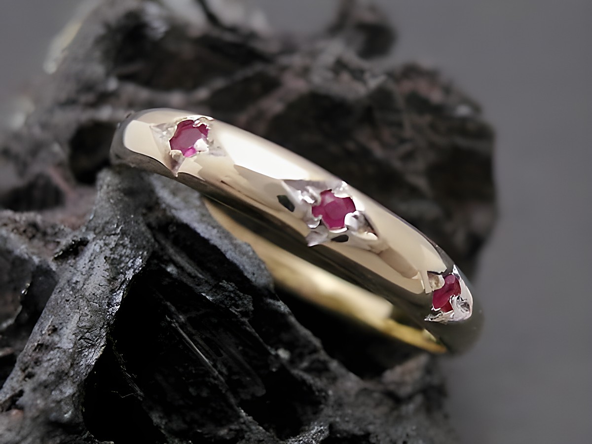 Filigraner Goldring aus Gold 333 bicolor mit drei rubinfarbenen Steinen, Größe 55,5, Hersteller Juwelier Harnisch, bis Größe 56/18. Ideal für eleganten Schmuck.