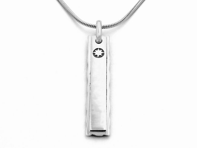DUR Anhänger LieblingsOrt Individuell Koordinaten P3254 aus rhodiniertem Sterling Silber, rechteckiges Design mit einem hervorgehobenen Sternsymbol, an einer eleganten Kette.