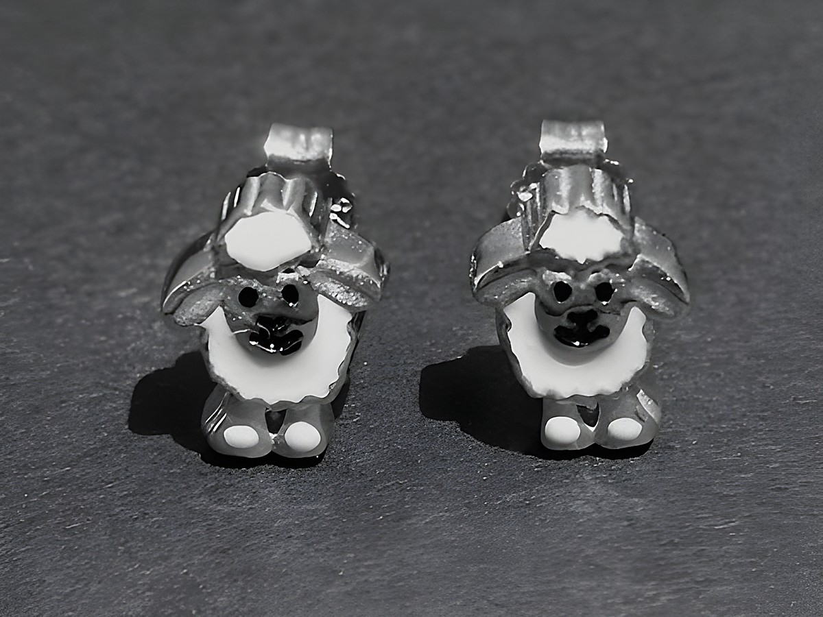 Schaf Silber Ohrringe für Kinder mit tierischem Design, in Lack weiß-schwarz, Hersteller Juwelier Harnisch. Perfekte süße Accessoires für kleine Tierliebhaber.