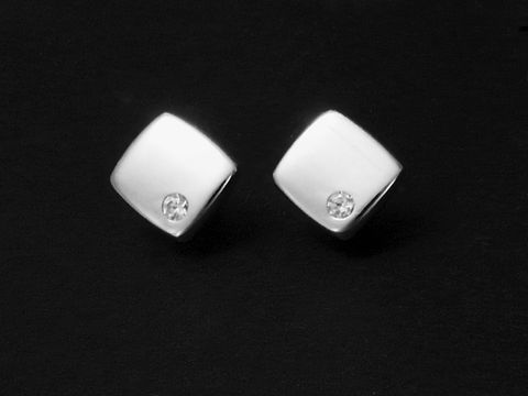 Silberne viereckige Ohrstecker aus rhodiniertem Material mit Zirkonia, gefertigt von Juwelier Harnisch, für einen eleganten Look.