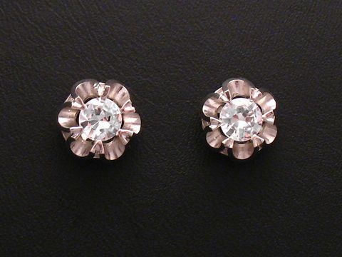Ohrringe Zirkonia Weißgold 585 Ohrstecker mit blütenförmigem Design und funkelnden Steinen, hergestellt von Juwelier Harnisch, in edlem Weißgold.