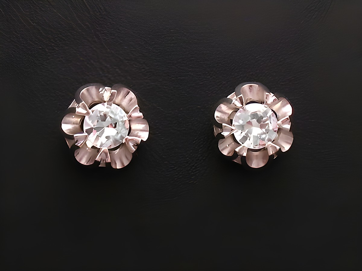 Ohrringe Zirkonia Weißgold 585 Ohrstecker mit blütenförmigem Design und funkelnden Steinen, hergestellt von Juwelier Harnisch, in edlem Weißgold.