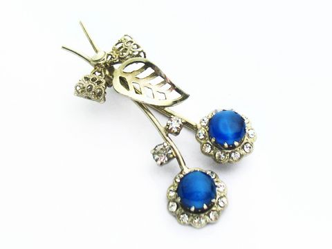 Brosche in Form einer Blume in blau und weiß mit Strasssteinen, Hersteller Juwelier Harnisch, elegante und funkelnde Dekoration für einen besonderen Anlass.