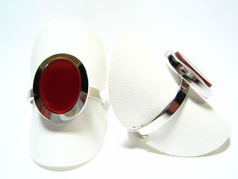 Silber Ring rhodiniert mit Karneol in rot braun im 70er Look, Hersteller Juwelier Harnisch, verstellbarer Ring, der stilvoll in Szene gesetzt ist.