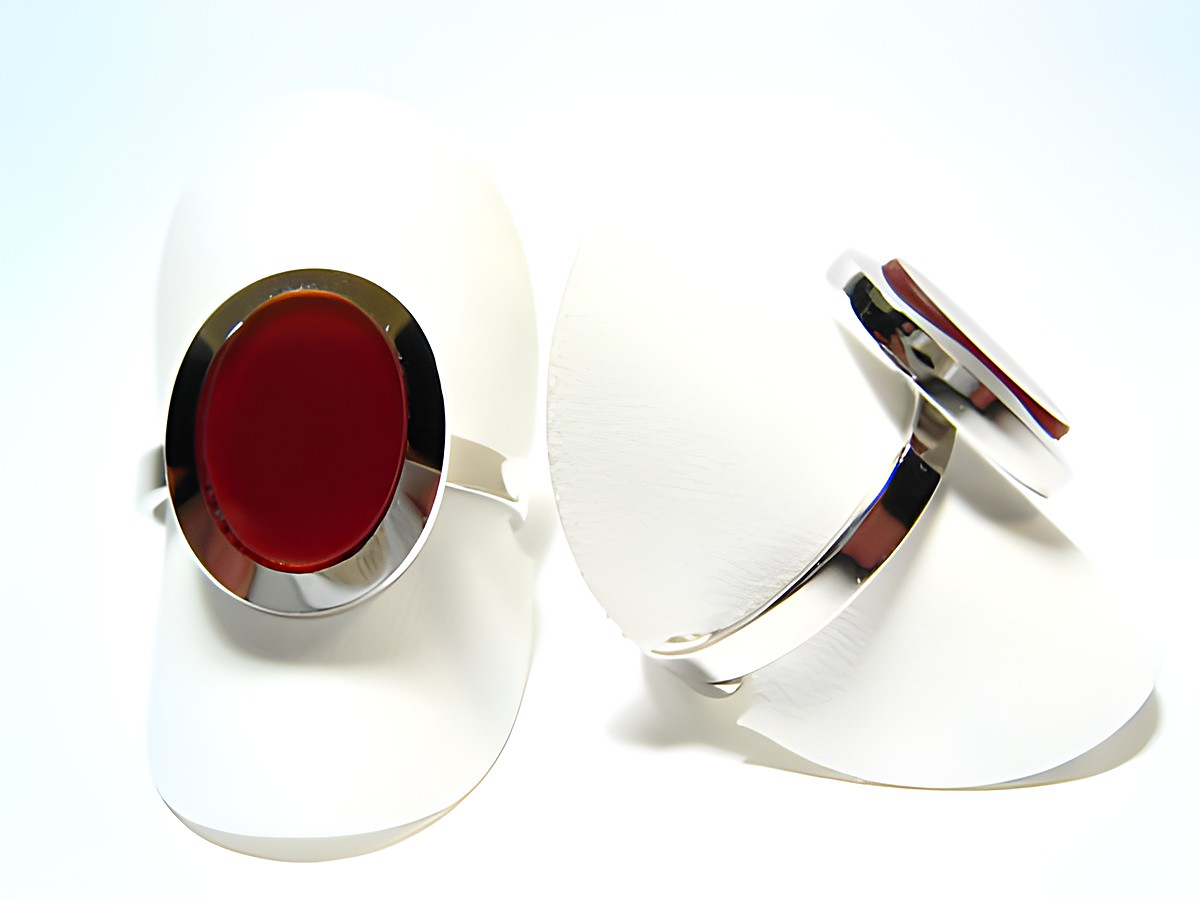 Silber Ring rhodiniert mit Karneol in rot braun im 70er Look, Hersteller Juwelier Harnisch, verstellbarer Ring, der stilvoll in Szene gesetzt ist.
