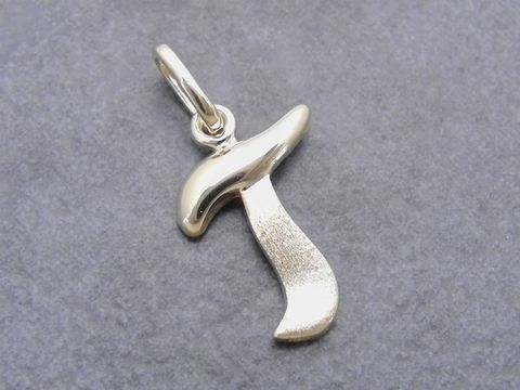 Buchstaben Anhänger T aus teilmattem Gold 333 des Herstellers Juwelier Harnisch, elegantes Design mit geschwungener Form, ideal als persönliche Geschenkidee oder Schmuckstück.