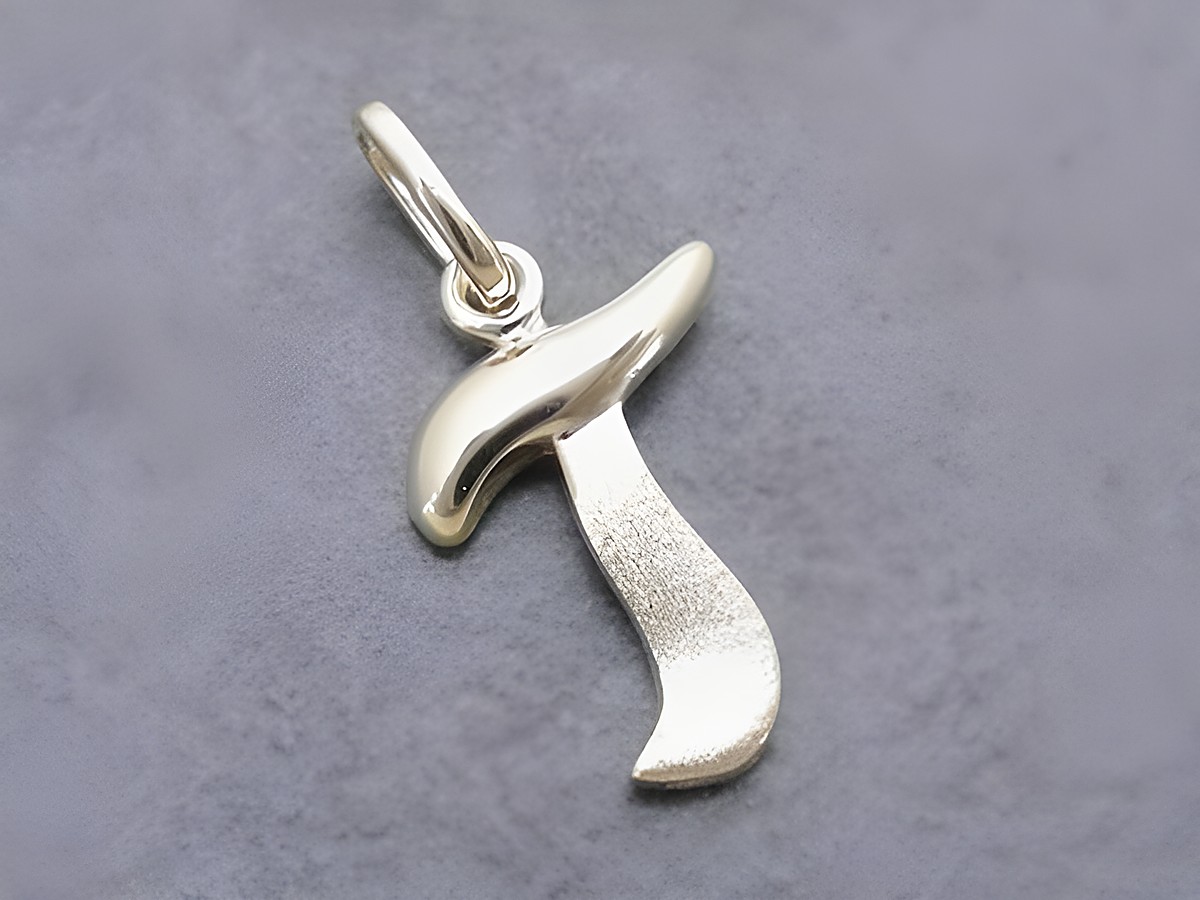 Buchstaben Anhänger T aus teilmattem Gold 333 des Herstellers Juwelier Harnisch, elegantes Design mit geschwungener Form, ideal als persönliche Geschenkidee oder Schmuckstück.