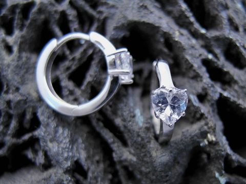 Creolen Herz aus Sterling Silber mit romantischem Design und weißen Zirkonia, hergestellt von Juwelier Harnisch, elegante Silber Ohrringe für besondere Anlässe.