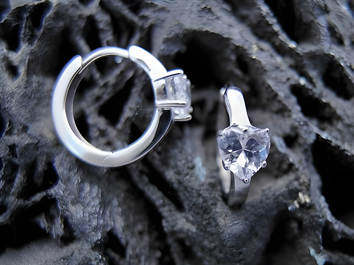 Creolen Herz aus Sterling Silber mit romantischem Design und weißen Zirkonia, hergestellt von Juwelier Harnisch, elegante Silber Ohrringe für besondere Anlässe.