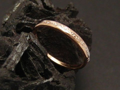 Goldring in Rosegold mit filigranem Muster, hergestellt von Juwelier Harnisch, Gold 333, Größe 52. Ideal für elfenhafte Eleganz und zarte Akzente.