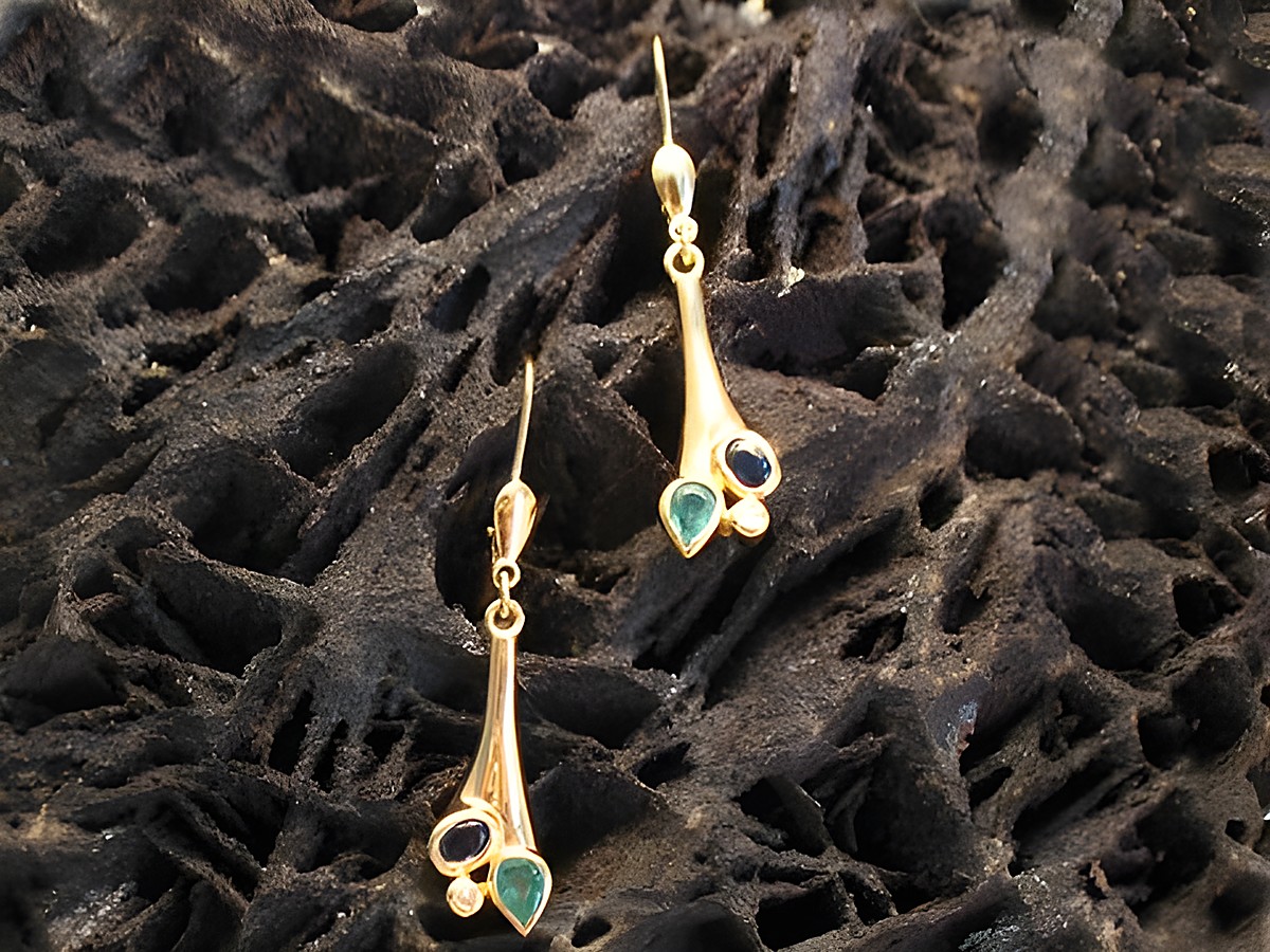 Ohrringe Gold Ohrhänger Smaragd und Safir sowie Diamant, Hersteller Juwelier Harnisch, Ohrhänger mit Stein in eleganter Form und funkelndem Design.