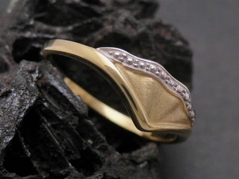Gold Ring designorientiert Gold 333 bicolor Goldring Gr. 51 Hersteller Juwelier Harnisch bis Gr. 52/17 schön ausgearbeitet mit einzigartigem Muster und schimmerndem Finish.