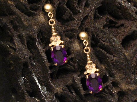 Ohrringe elfenhaft in Gold mit Amethyst, von Juwelier Harnisch, elegant designte Ohrhänger mit funkelndem Stein für einen bezaubernden Auftritt.