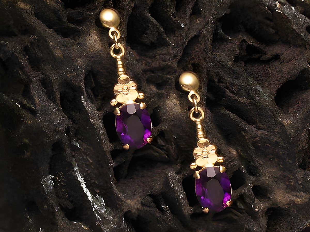 Ohrringe elfenhaft in Gold mit Amethyst, von Juwelier Harnisch, elegant designte Ohrhänger mit funkelndem Stein für einen bezaubernden Auftritt.
