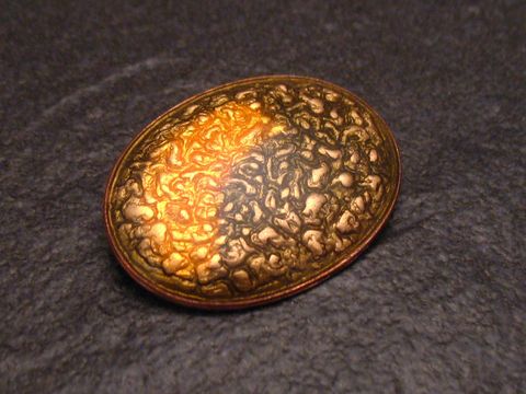 Vintagestil Brosche im Safari Design in gelb-gold, aus vergoldetem Emaille, hergestellt vom Juwelier Harnisch, zweidimensionale, strukturierte Oberfläche, elegant und zeitlos.